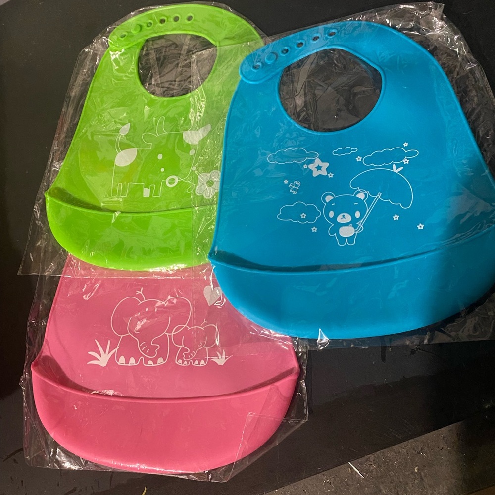 Rubber Adjustable Bib w/spill trough